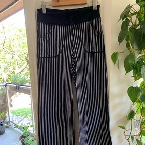 Lululemon wide leg pocket pants, size 2 navy/white